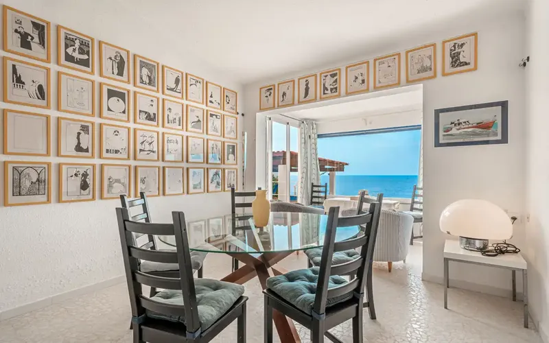 En primera línea de mar presentamos esta encantadora villa de estilo mediterráneo en Cala Pi. La fabulosa propiedad con vistas panorámicas d — photo 8