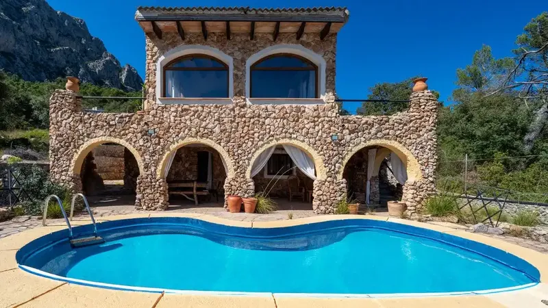Charming rustic finca for sale on the outskirts of Puigpunyent, in an impressive natural setting. The stone facade and traditional design — photo 1
