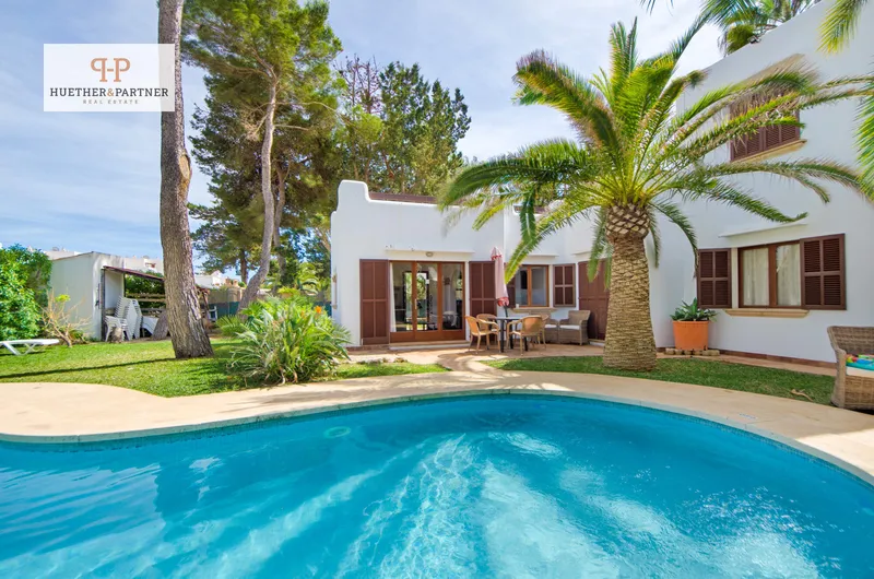 329 m² apartment complex with 6 apartments and pool for sale — photo 1