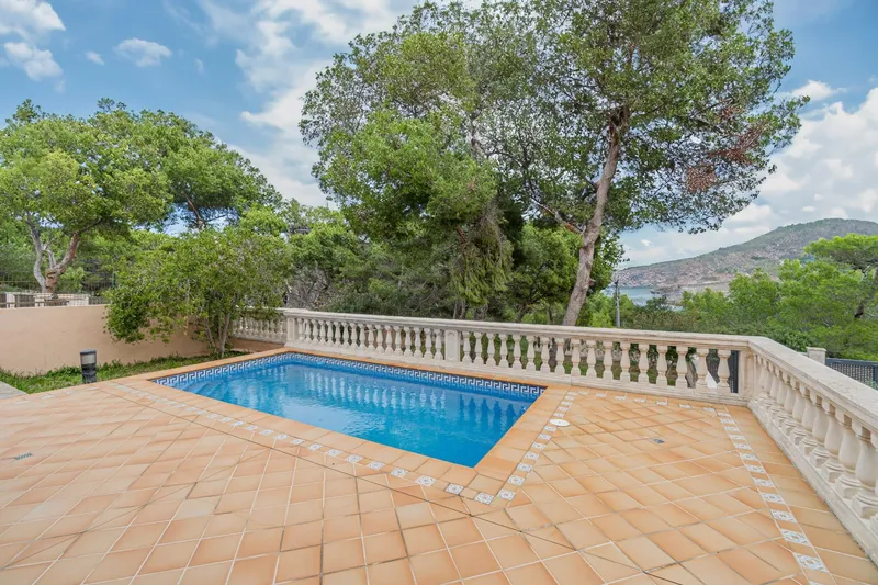 Luminous house with swimming pool — photo 4
