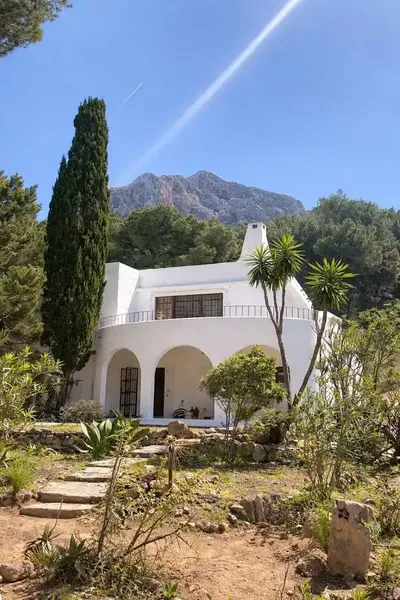 Disponible inmediatamente. Este precioso chalet de cuatro dormitorios, completamente renovado en 2026, combina el encanto de la arquitectura — photo 1