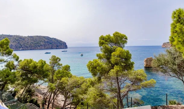 Frontline villa with direct access to the sea in Camp de Mar — photo 4