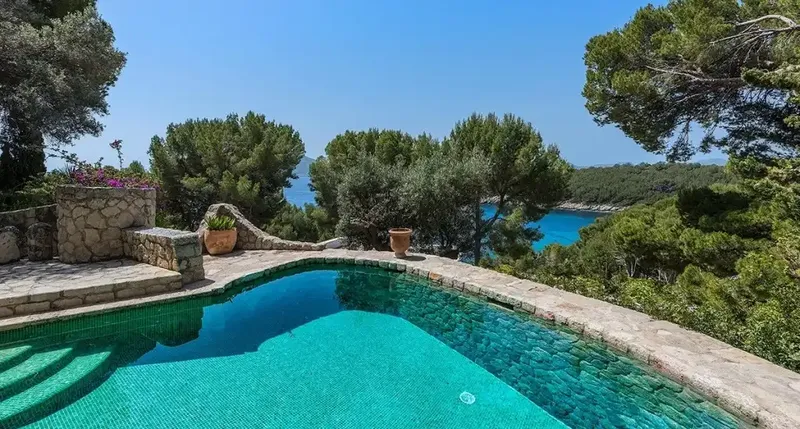 This extraordinary stone villa in Formentor is undoubtedly one of the most unique properties in the area, located in one of the most exclusive and spectacular enclaves of Mallorca. — photo 4