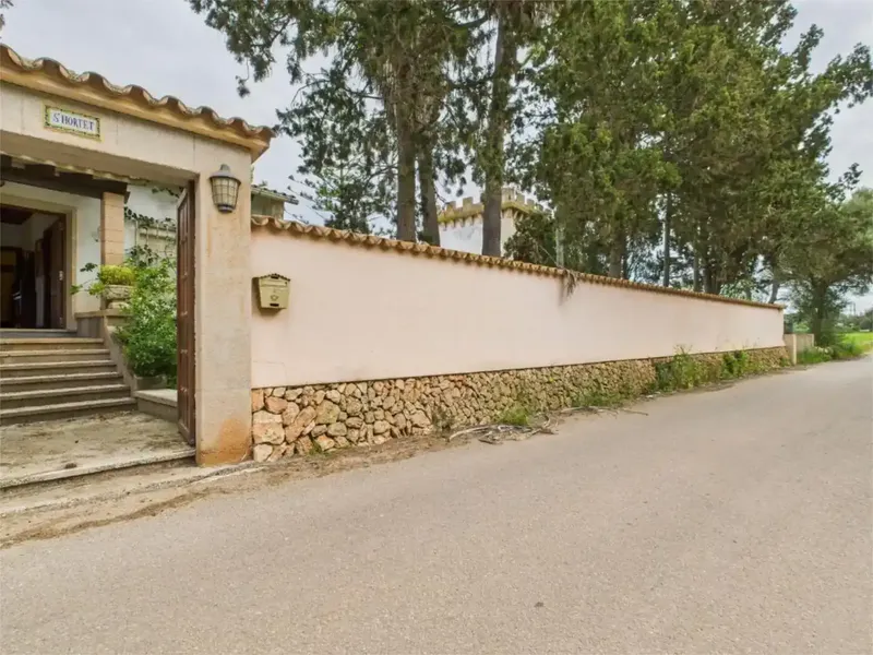 ¡Finca Rústica con potencial extraordinario! 39.000 m² de terreno, piscina, cancha de tenis y más – — photo 1