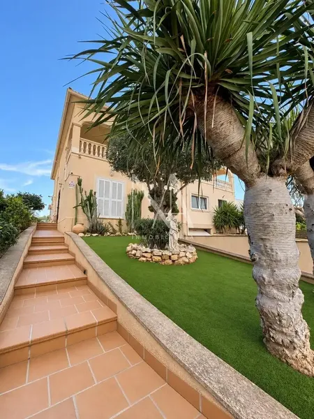 Se vende en EXCLUSIVA magnífico chalet pareado en Las Palmeras, Llucmajor, ubicado sobre una amplia parcela de 1.017 m2 y con aproximadament — photo 2
