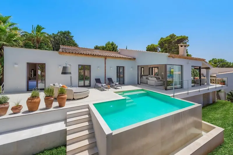 Esta exclusiva villa con espectaculares vistas al mar desde todas las habitaciones se encuentra en una ubicación privilegiada en Alcúdia Bon — photo 1