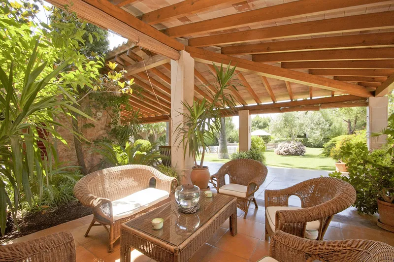 Estate with a Mediterranean-style garden in Santa Maria — photo 6