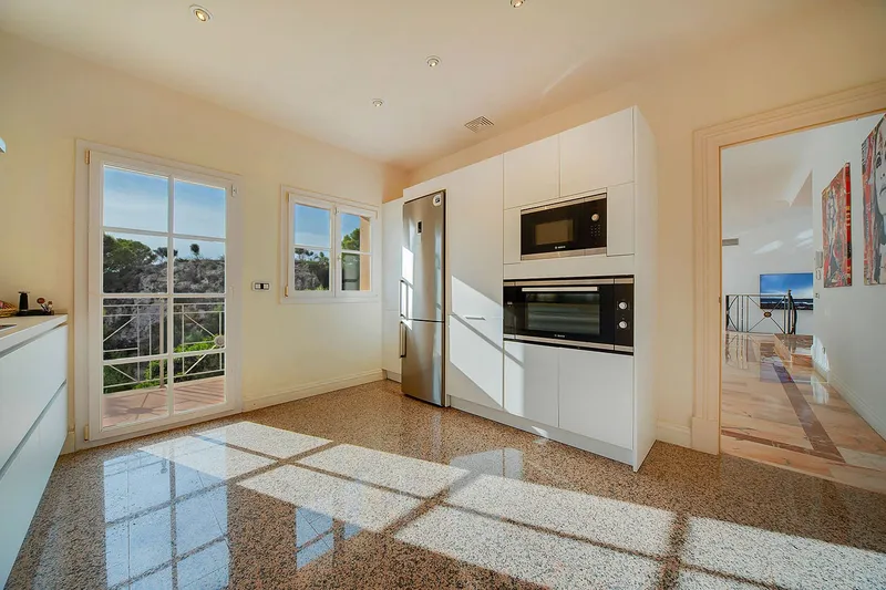 Spacious family villa in a prime location — photo 10