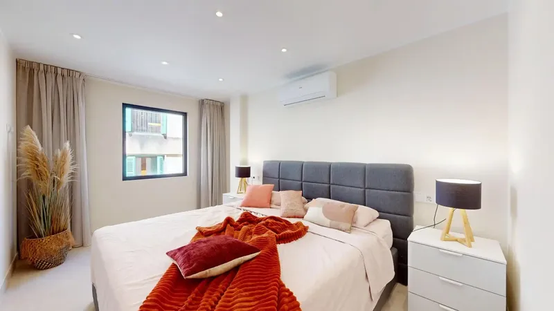 Located next to the emblematic Plaza España and just minutes from Plaza Patines, this exclusive, completely renovated apartment enjoys — photo 5