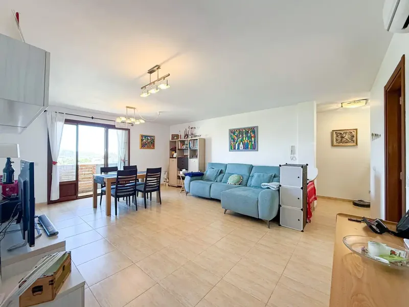 Discover this magnificent apartment on the second floor of a building without a lift, notable for its semi-new condition — photo 3