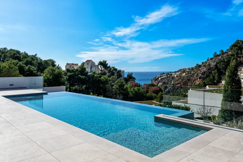 Luxurious new-build villa with pool — photo 3