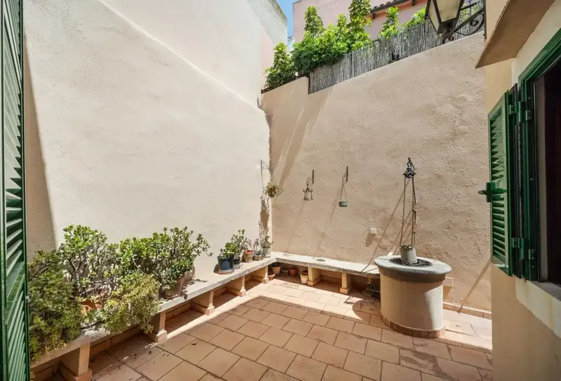 Situated in the heart of the charming old town of Alcudia, this typical Mallorcan house offers 400 m² of living space distributed — photo 12