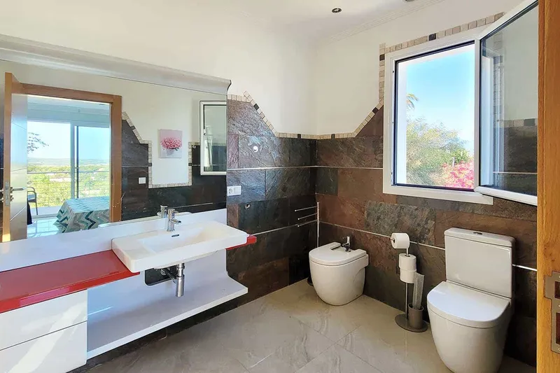 4-bedroom villa with stunning views for rent — photo 12