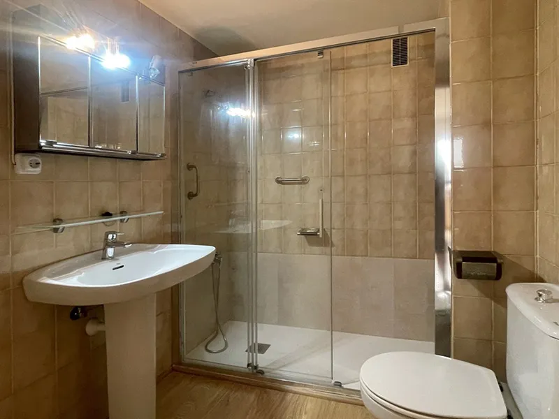 Spacious apartment with balcony, 3 bedrooms, 2 bathrooms, terrace, and elevator. Palma Old Town. — photo 9
