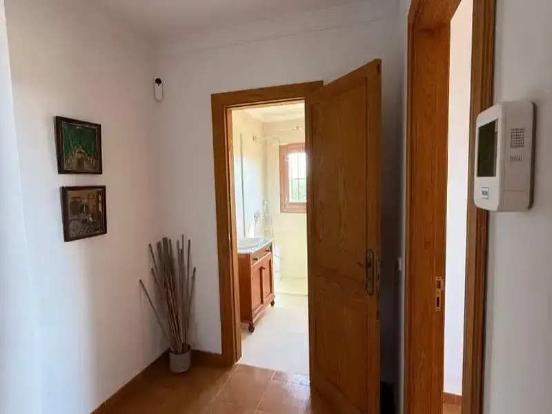 Encantadora finca rústica con casa de 2 plantas y parcela totalmente vallada. En la planta baja: acogedor comedor-salón con chimenea y cocin — photo 7