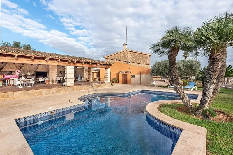 Discover this charming rustic villa in the exclusive area of Sa Casa Blanca — photo 1
