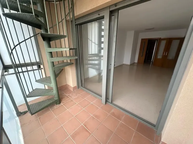 Attic of 110 m2 distributed in a large kitchen with laundry room, living room with balcony, 3 bedrooms and 2 bathrooms, one of them en suite. — photo 7