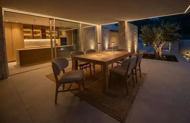 Líneas puras, espacios fluidos y una arquitectura de vanguardia definen esta impresionante villa de nueva — photo 12