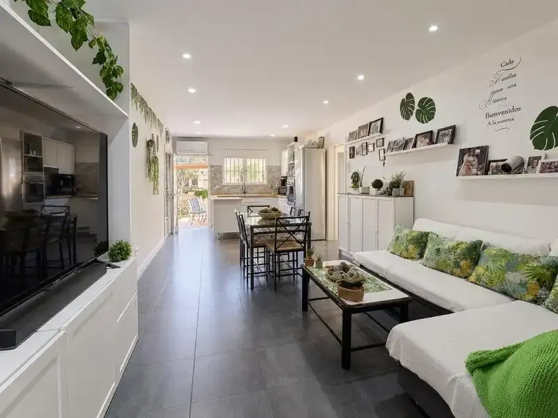 On a plot of 1,106 m2 in Ses Palmeres, this south-facing detached villa offers an unusual combination of space, flexibility and outdoor areas. — photo 11