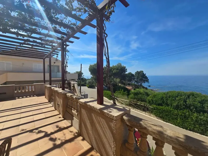 Discover this spectacular two-storey chalet located in the quiet area of Cala Port d'es Canonge, Banyalbufar. With a sale price — photo 9