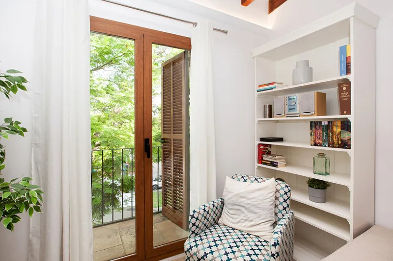 Lovely Renovated Two-Bedroom Penthouse next to the Market, with Nice Views and Outdoor Space — photo 6