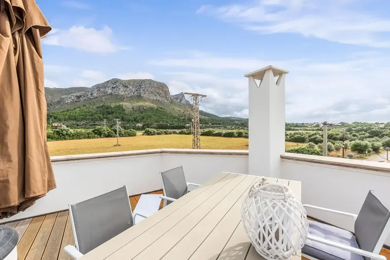 This chalet with sea and mountain views consists of a family house together with an independent apartment in an ideal location — photo 9