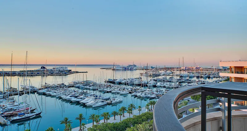 Modern luxury penthouse directly on Paseo Maritimo with views over Palma Marina — photo 6