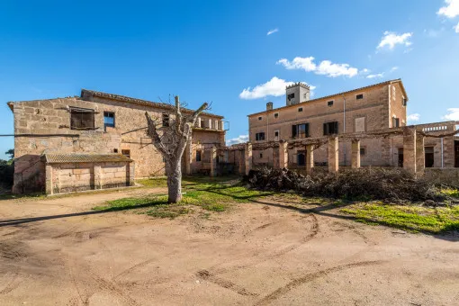 Algaida, Quietly Located Manor House in Need of Renovation in Algaida — photo 1