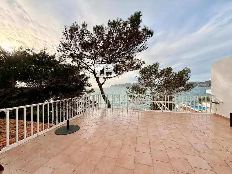 Taylor Building presents this incredible property located in Santa Ponsa, Calvià, Balearic Islands, on the first line of the sea. A spacious and versatile penthouse — photo 10