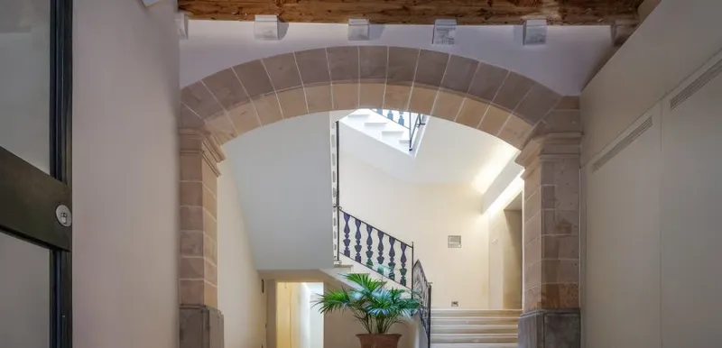 Attic apartment for rent next to Palma Cathedral in stately building — photo 4