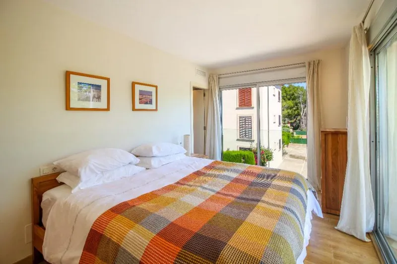 SOLD.- Sole agent listing: Chic apartment a few steps from the sandy beach of Puerto Pollensa, with lift and shared swimming pool — photo 3