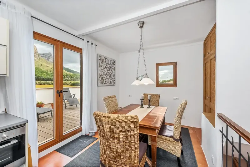 This chalet with sea and mountain views consists of a family house together with an independent apartment in an ideal location — photo 6