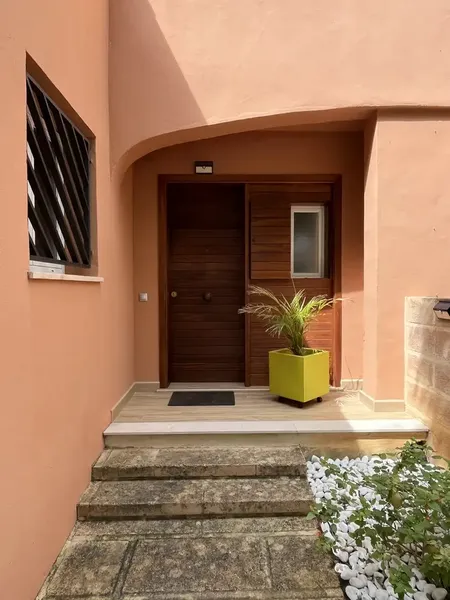 Chalet adosado de 3 plantas con jardín, solárium y garaje particular. — photo 2