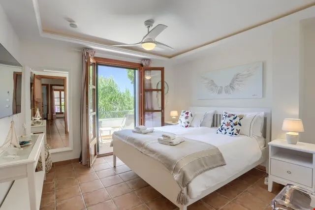 Coastal three-bedroom villa for sale with holiday licence in Llucmajor — photo 8