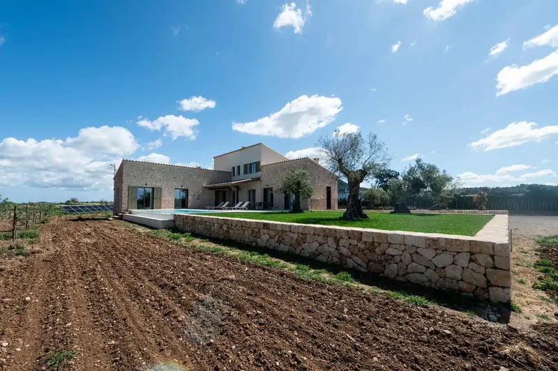 Discover this impressive rustic finca located in the charming town of Sineu, where luxury meets nature. With a — photo 2