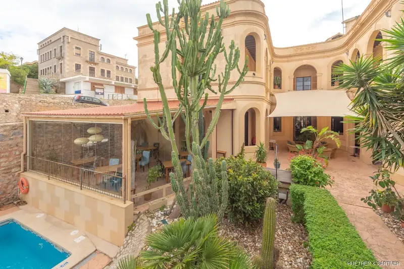 This good and very successful hotel is located above the center of Arta. — photo 2