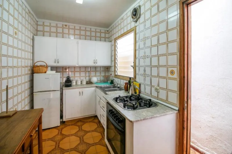Central Townhouse with Potential — photo 2