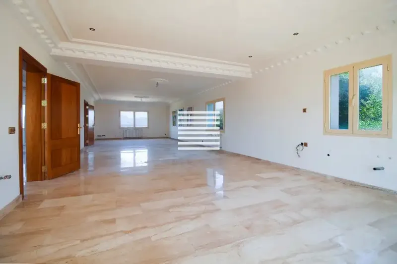 With over 16,000 m² of land and an elegant 608 m² residence, this property perfectly combines luxury, privacy and spectacular — photo 11
