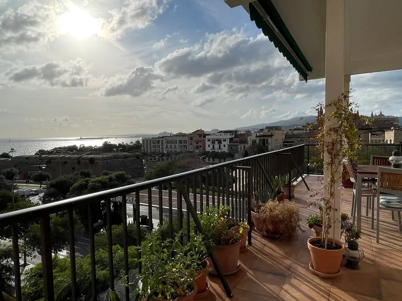 Spacious 250 m² apartment to renovate with private terraces, parking, and sea views — photo 9