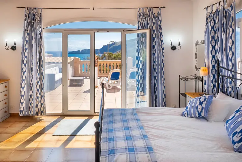 This villa with fantastic sea views in a privileged location in Cala Mesquida combines Mediterranean charm, spacious living and — photo 8