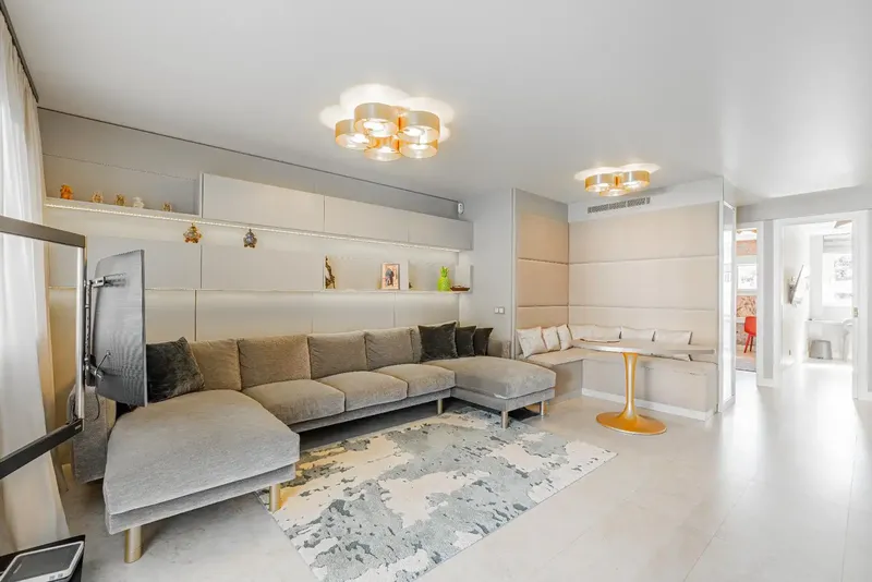 Discover this completely renovated apartment in one of the most exclusive communities in Portals Nous, with direct access to the — photo 2