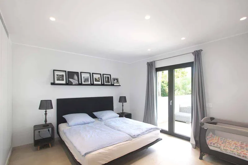 Bright 6-bedroom villa for rent — photo 9