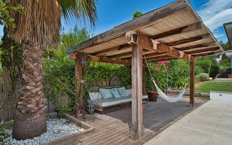 Family villa with a guest apartment and a large pool in a sought-after location in Santa Ponsa — photo 8
