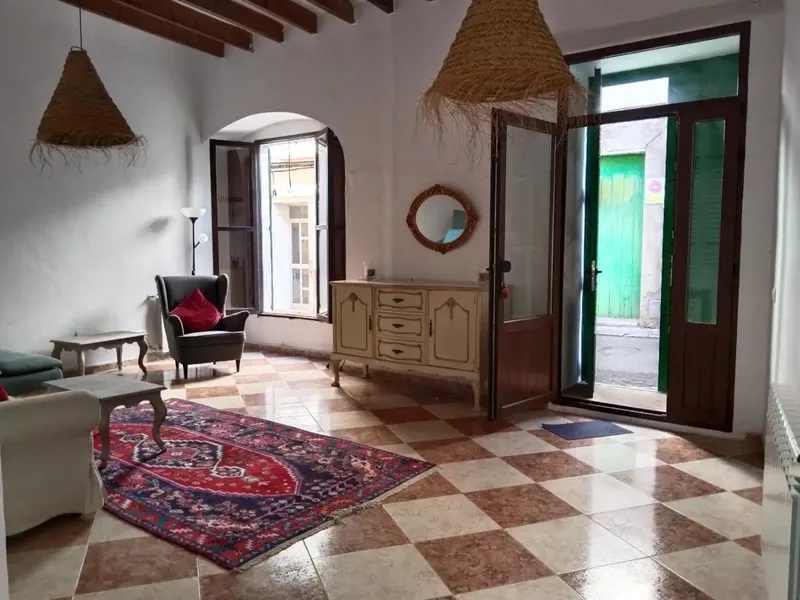 Casa en planta baja de dos alturas, con garaje con acceso directo a la casa, espaciosa y luminosa. Dispone de un cómodo salón, cocina abiert — photo 2