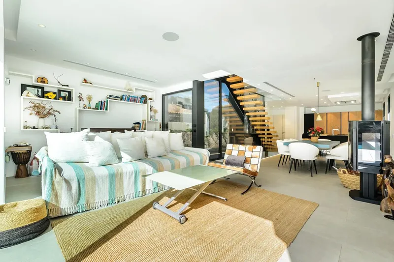 Contemporary villa in a prime location with plenty of privacy — photo 6