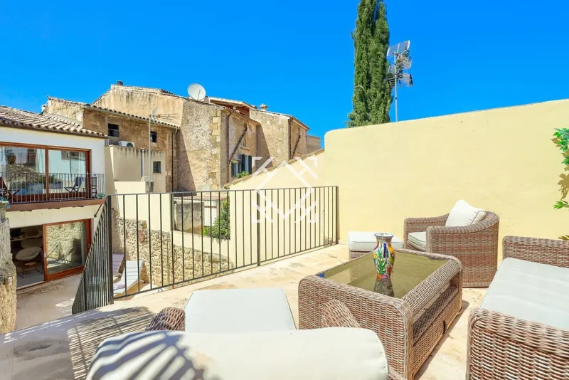 House for sale with large terrace and swimming pool near the historic centre of Pollensa, Mallorca. — photo 6