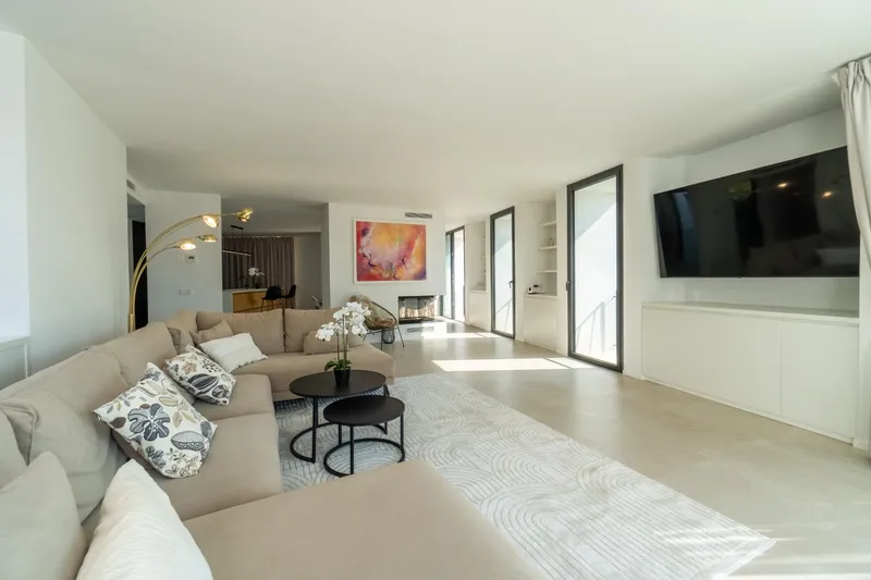 Newly Built Contemporary Villa — photo 11