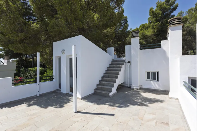 Elegant Four-Bedroom Semi-Detached Home with Terraces, Garden & Garage in Tranquil Cala Nova — photo 9