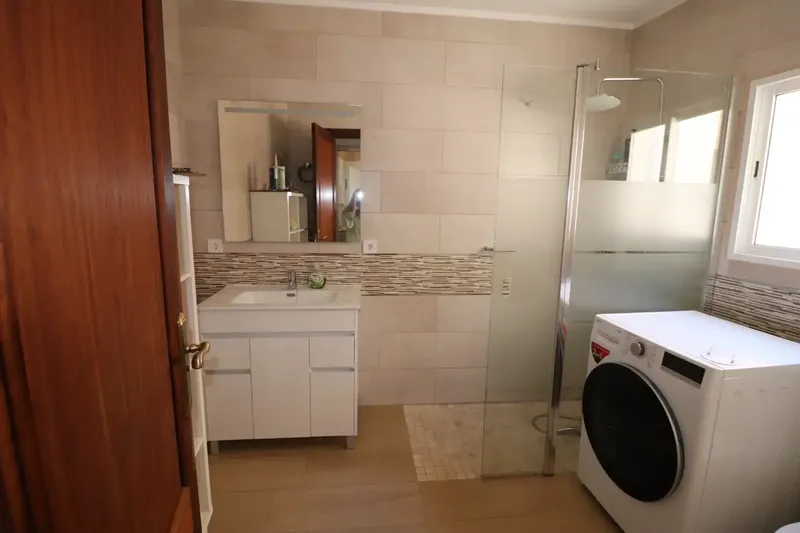 Magnificent apartment, completely renovated, corner unit, has 5 balconies, very central, near avenues, 6 bedrooms, furnished kitchen — photo 6