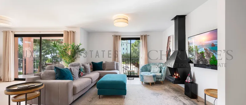Luxury apartment in Camp de Mar in sought-after complex — photo 1